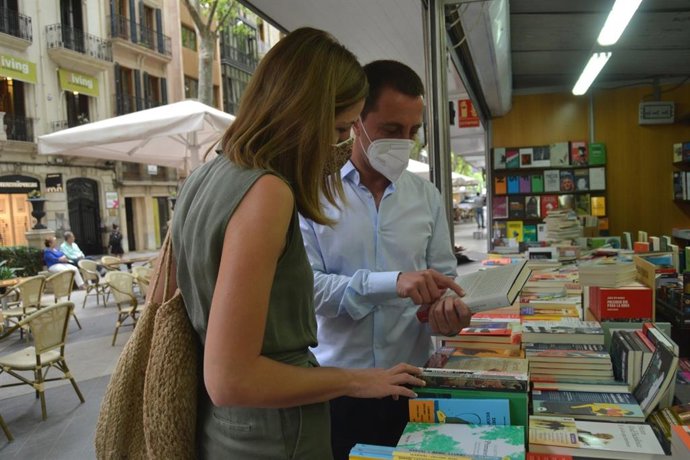 El portavoz del PP en el Consell, Lloren Galmés, y la portavoz adjunta de los 'populares' en la institución insular, Antnia Roca, visitan la Feria del Libro de Palma.