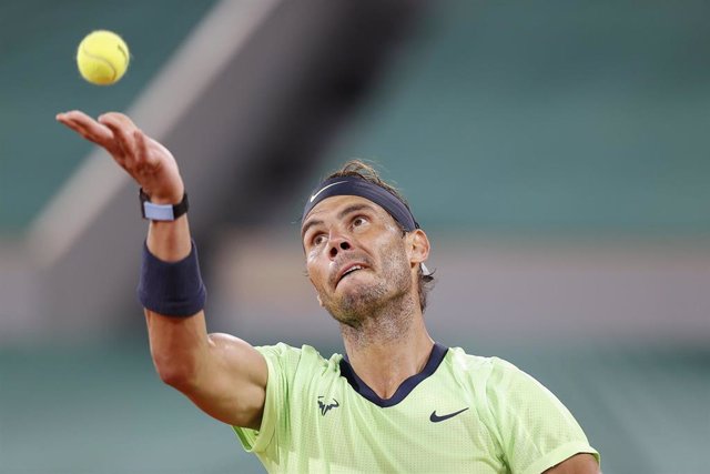 Rafael Nadal saca en un partido de Roland Garros