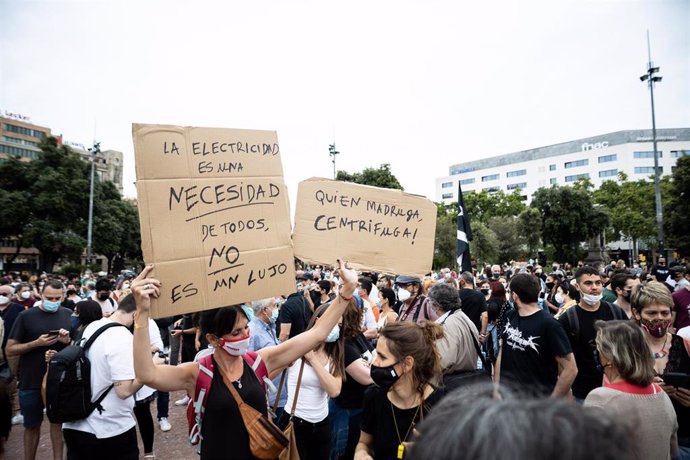 Unas 200 personas acuden a una manifestación contra la subida de la luz en la plaza de Catalunya en Barcelona