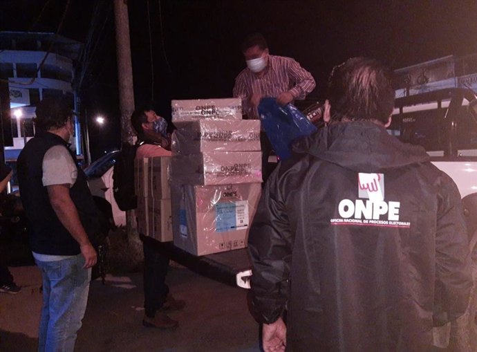Traslado de material electoral para las elecciones presidenciales en Perú