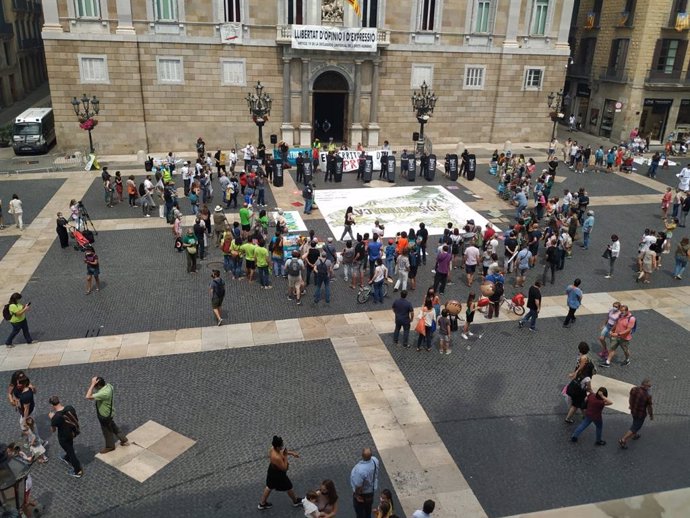 Desenes de persones es concentren a Barcelona per les polítiques mediambientals