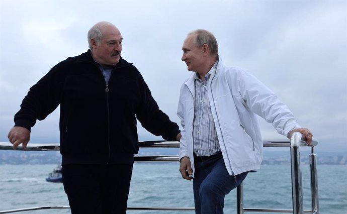 HANDOUT - 29 May 2021, Russia, Sochi: Russian President Vladimir Putin (R) speaks with Belarusian President Alexander Lukashenko during their informal meeting in Sochi as they take a boat trip off the Black Sea coast. Photo: -/Kremlin/dpa - ATTENTION: e