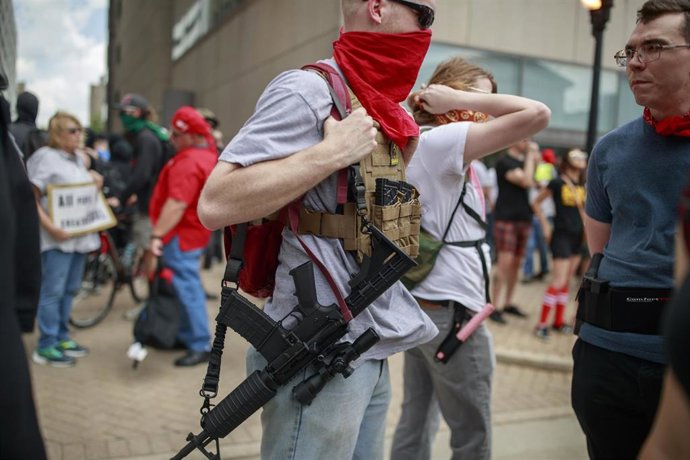 Archivo - Un hobmre con un fusil de asalto AR-15 en Estados Unidos