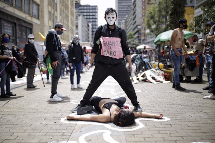04 June 2021, Colombia, Bogota: Activists take part in a performance to commemorate those illegally executed in Colombia. According to the judicial authority JEP, at least 6402 people were illegally executed between 2002 and 2008 and portrayed as rebels