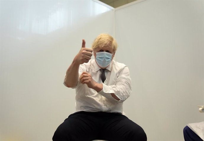 03 June 2021, United Kingdom, London: UK Prime Minister Boris Johnson gives a thumbs up after receiving his second dose of the AstraZeneca coronavirus vaccine, at the Francis Crick Institute. Photo: Matt Dunham/PA Wire/dpa