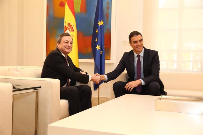 Archivo - El presidente del Gobierno, Pedro Sánchez, y el presidente del Gobierno italiano, Mario Draghi, en un encuentro celebrado en 2019 cuando Draghi presidía el Banco Central Europeo.