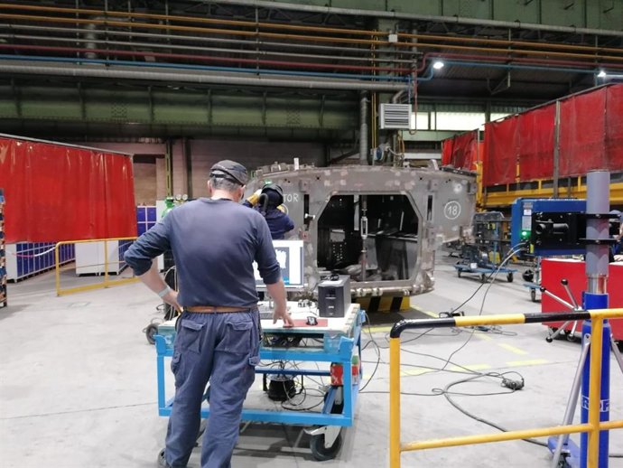 Archivo - Trabajadores del sector industrial.