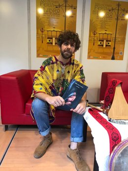 El actor Santi Senso, con su obra, este sábado en la Feria del Libro de Cáceres.