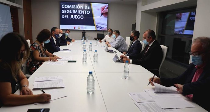 El consejero de Economía, Hacienda y Administración Digital, Javier Celdrán, durante la reunión de la Comisión del Juego con los representantes sindicales y patronales de este sector