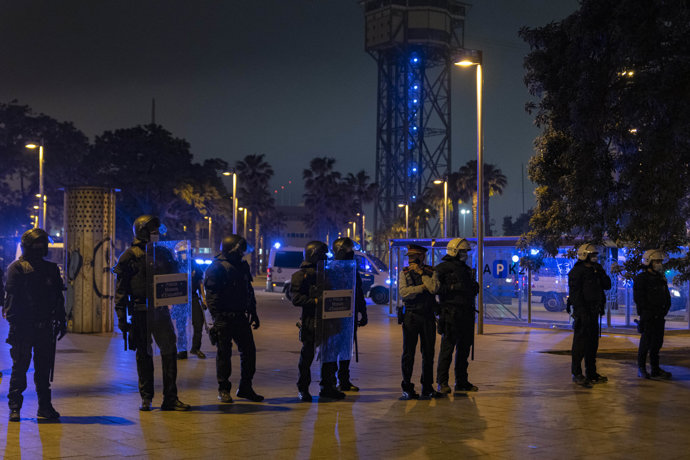 Varios agentes de la Guardia Urbana de Barcelona, frente a jóvenes en ambiente festivo, a 22 de mayo de 2021, en Barcelona, Catalunya (España).