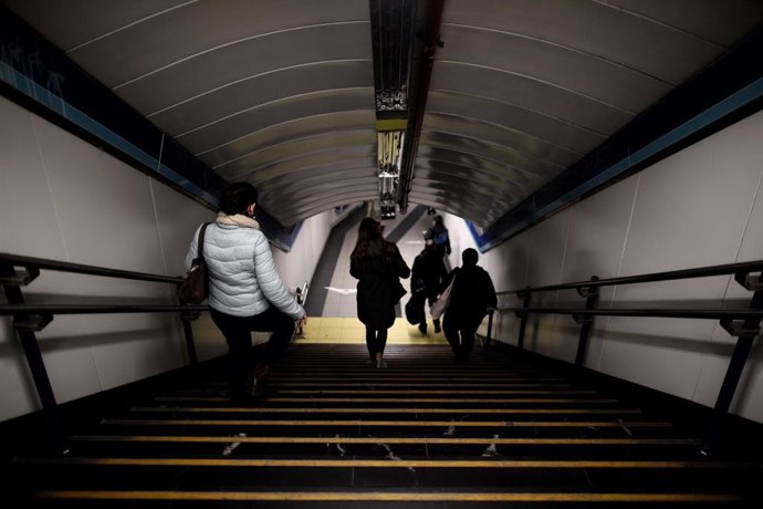Archivo - Varios pasajeros se dirigen al andén de metro de la estación de Sol .