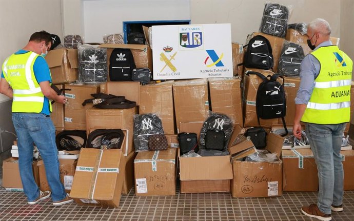 Agentes de la Guardia Civil y personal de la Agencia Tributaria custodian los efectos intervenidos.