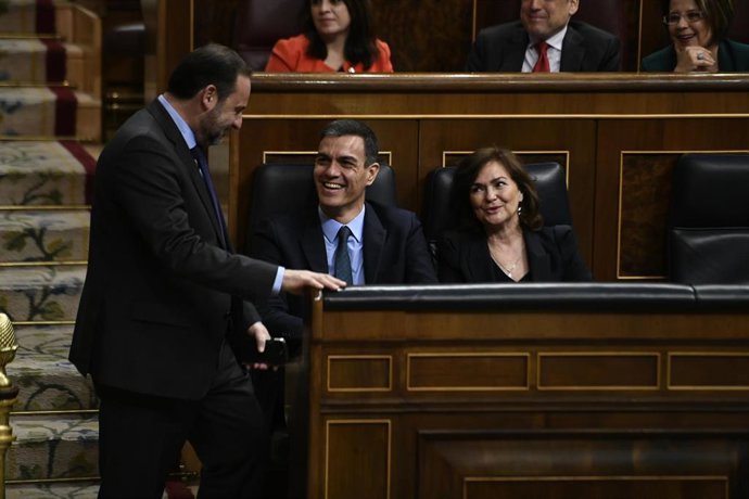 Archivo - El ministro de Fomento, José Luis Ábalos, habla con el presidente y la vicepresidenta del Gobierno, Pedro Sánchez y Carmen Calvo.