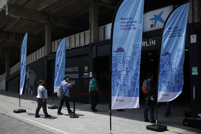 Diverses persones acudeixen a rebre la primera dosi de la vacuna de Pfizer contra el Covid-19 a l'estadi Camp Nou.