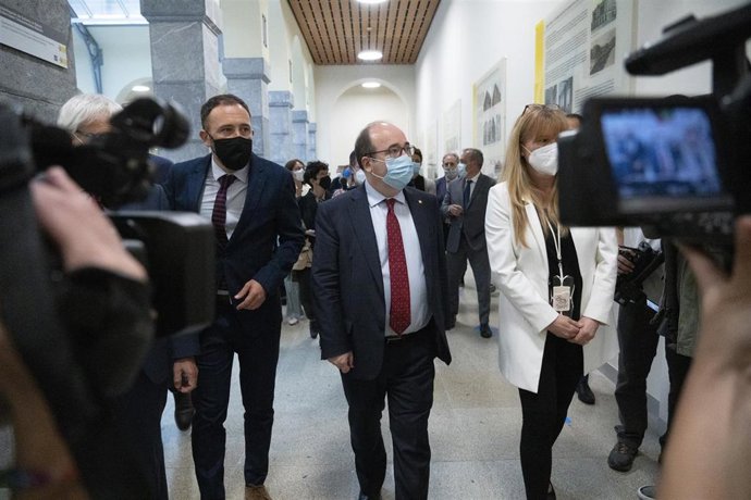 El ministro de Política Territorial y Función Pública, Miquel Iceta (centro), durante la inauguración oficial del Edificio de la Antigua Aduana de Bilbao, a 3 de junio de 2021, en Bilbao, Euskadi (España). 