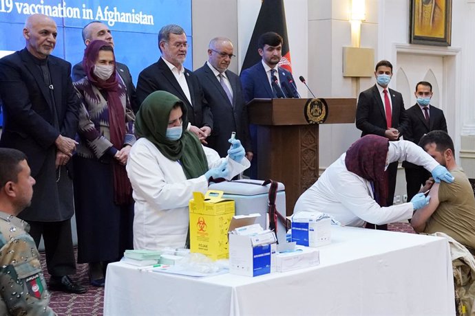 Archivo - Un miembro de las fuerzas de seguridad afganas recibe una dosis de la vacuna contra el coronavirus en una imagen de archivo.