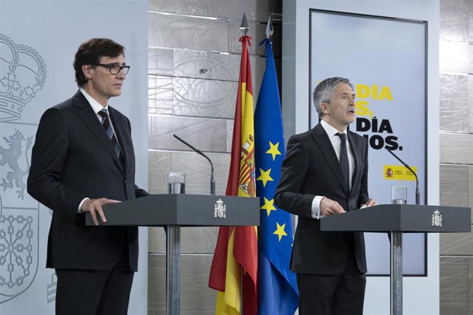 Archivo - El exministro de Sanidad Salvador Illa y el ministro de Interior, Fernando Grande-Marlaska, en una rueda de prensa para informar de la evolución de la pandemia.