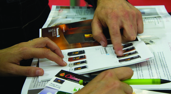 Folletos sobre calderas y estufas de biomasa.