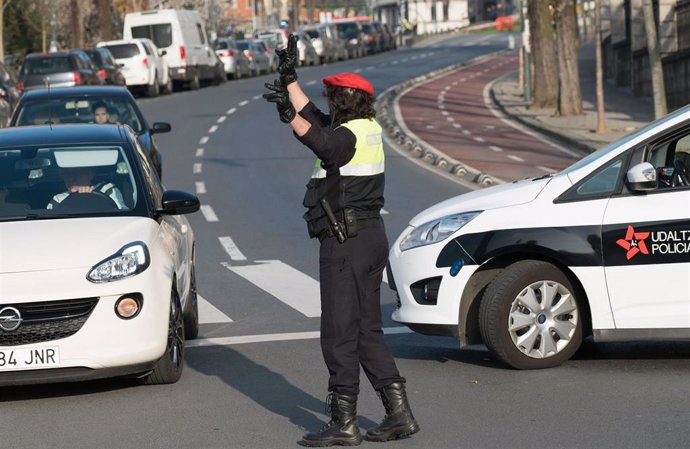 Archivo - Bilbao 19-03-2017 Reportaje Area de Seguridad Ayuntamiento de Bilbao.  Policía Municipal de Bilbao Udaltzaingoa regulando el tráfico durante la carrera cicloturista Bilbao Bilbao  MITXI