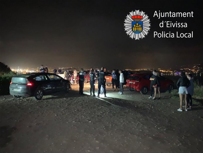 La Policía Local de Ibiza interviene en botellones.