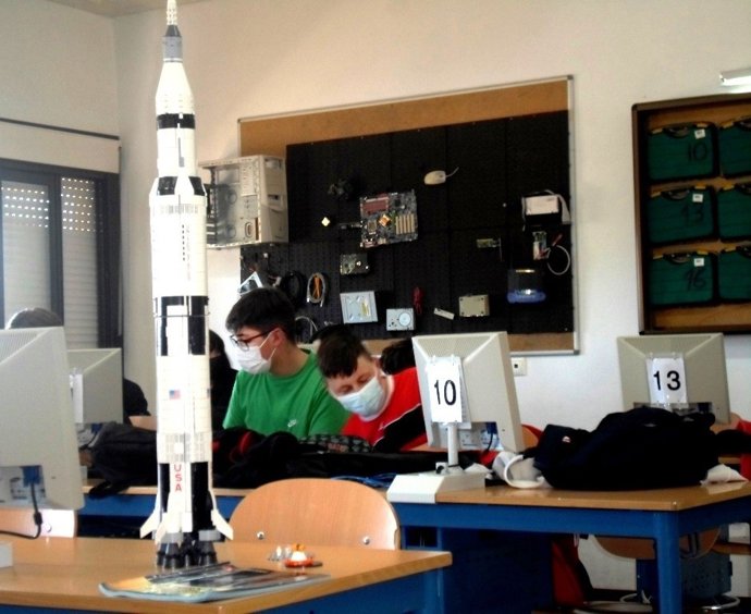 Diputación forma en astronáutica y robótica a jóvenes de Zurgena y Dalías.