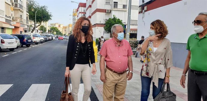 Clara Macías comprueba los trabajos de asfaltado y ordenación viaria en el Distrito Macarena.