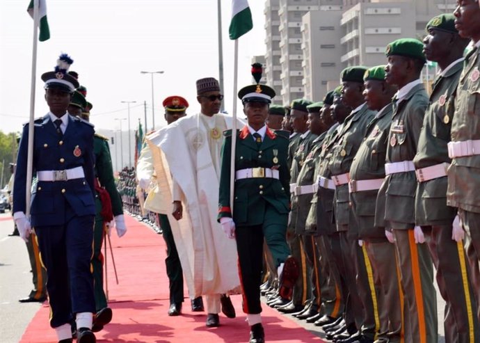 Archivo - El presidente de Nigeria, Muhamadu Buhari, durante un desfile militar
