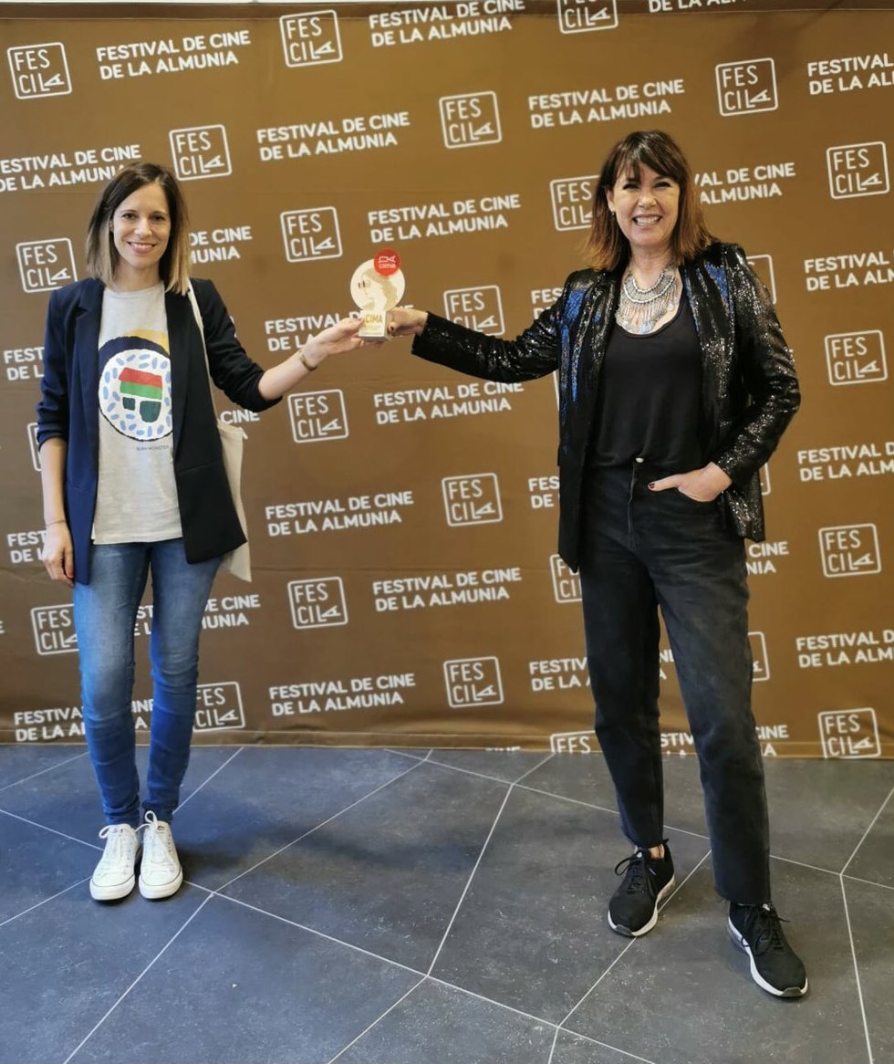 Mabel Lozano con el premio de CIMA