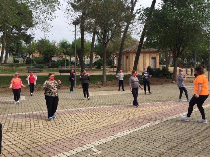 El Gobierno de Castilla-La Mancha inicia el programa 'Hábitos saludables al aire libre' para las y los usuarios de los centros de mayores.