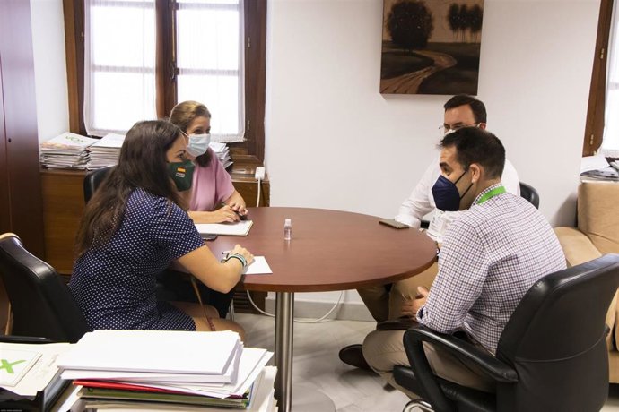 María José Piñero, en una reunión con asociaciones de familias