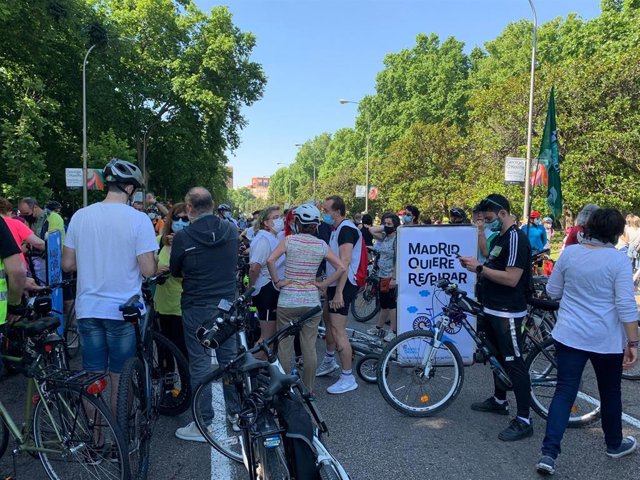 Una 'bicimanifestación' a favor de Madrid Central ha recorrido este domingo el centro de la capital
