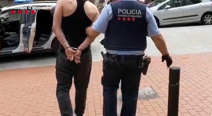 Els Mossos d'Esquadra detenen l'autor de quatre robatoris en dotze dies a Barcelona.