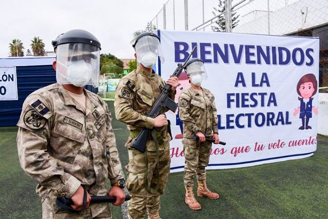 Personal militar durante las elecciones presidenciales en Perú