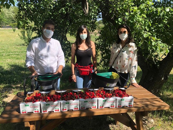 La diputada de Ciudadanos en el Parlamento de Andalucía por Jaén y portavoz en la Comisión de Empleo, Mónica Moreno, y el portavoz de Cs en la Diputación de Jaén, Ildefonso Ruiz, en una visita a una empresa agroalimentaria.