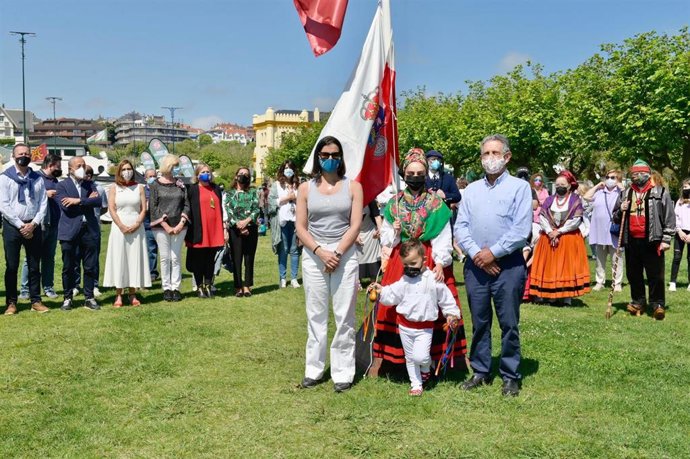Gema Igual y Miguel Ángel Revilla en el izado de banderas del Día Infantil de Cantabria