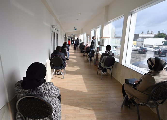 27 May 2021, Hessen, Frankfurt_Main: People wait for their vaccination at the cultural centre of the Imam Sadjad Mosque in the Fechenheim district. For three consecutive days, almost 200 people are vaccinated daily at the cultural centre. The vaccinatio