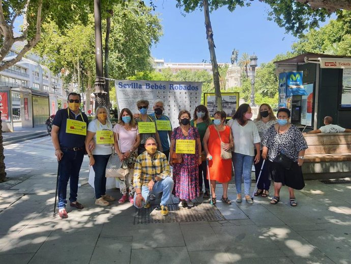 Miembros de la asociación Sevilla Bebés Robados, en la concentración de la Plaza Nueva