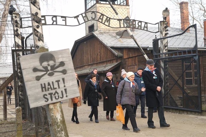 Archivo - Supervivientes del campo de concentración nazi de Auschwit¡z pasan bajo la inscripción "Arbeit macht frei", "El trabajo os hará libres"