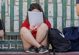 Una estudiante repasa los apuntes antes de las pruebas de Selectividad (archivo).