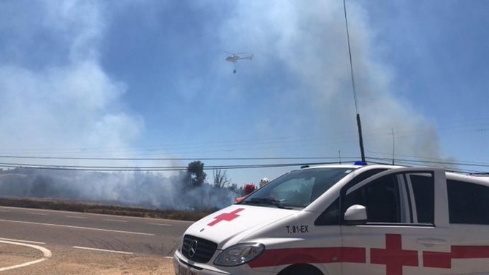Incendio junto a la salida de Badajoz en la carretera de Sevilla.