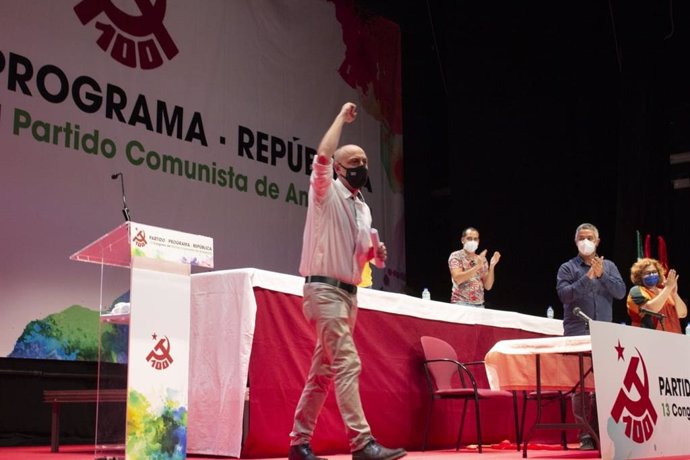 Ernesto Alba, recién elegido secretario general del PCA en el congreso de Albolote.