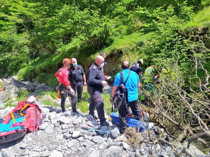 Rescatada una mujer de 63 años tras sufrir una caída en el nacimiento del río Nervión, en Delika