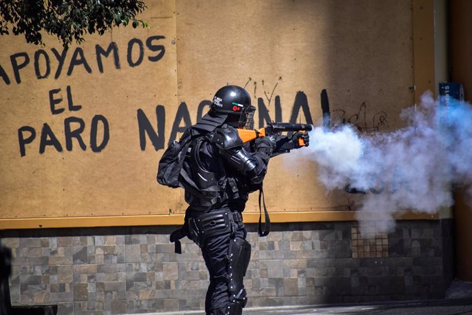 Archivo - 05 May 2021, Colombia, Pasto: A policeman fires tear gas at demonstrators during clashes after a demonstration against police brutality amid an ongoing national strike. Photo: Camilo Erasso/LongVisual via ZUMA Wire/dpa