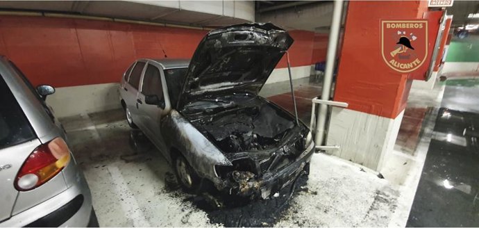 Estado del coche tras el incendio en el parking del centro comercial de Gran Vía