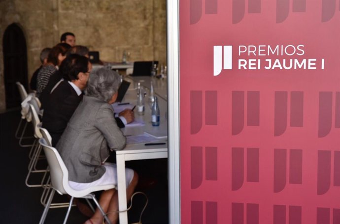 Archivo - Los miembros del jurado durante la reunión para la deliberación de los galardonados en las distintas categorías de los premios Rei Jaume I.