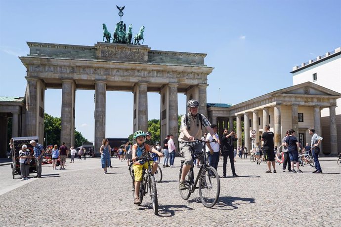 Ciclistas junto a la Puerta de Brandeburgo, en el centro de Berlín