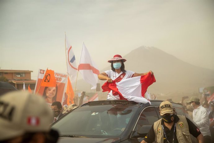 31 May 2021, Peru, Arequipa: Keiko Fujimori (C), the conservative presidential candidate takes part in an election rally in the south of the country where the Peruvians will choose the new president on 06 June in a runoff between socialist Castillo and 