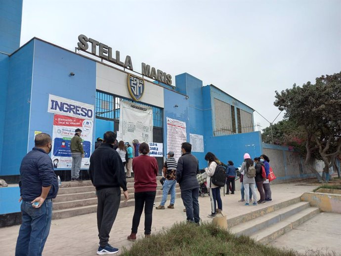 06 June 2021, Peru, Lima: Peruvians line up outside polling station to vote during the presidential run-off election to choose between Marxist Pedro Castillo and right-wing populist Keiko Fujimori. Photo: Naldy Gomez/TheNEWS2 via ZUMA Wire/dpa