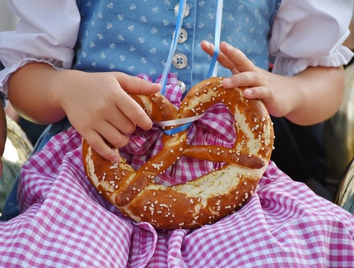 Archivo - Niña con un pretzels. Gluten en niños.