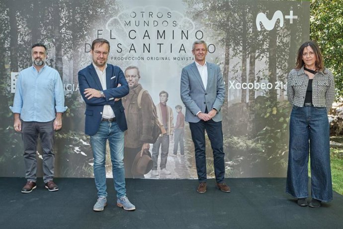 El productor de La Caña Brothers, Alejandro R. Morales; el escritor Javier Sierra; el Vicepresidente de la Xunta, Alfonso Rueda; y la jefa de No Ficción de Movistar+, Mariajo Larrañaga, en la presentación de 'Otros mundos: El Camino de Santiago'